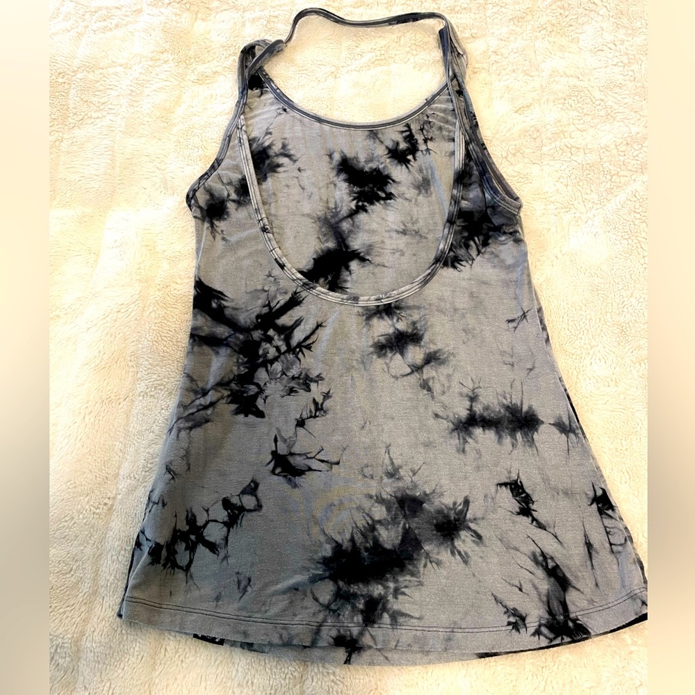 XS GUC CONSTANTLY VARIED GEAR CVG Scoop Bqck Tie Dye tank